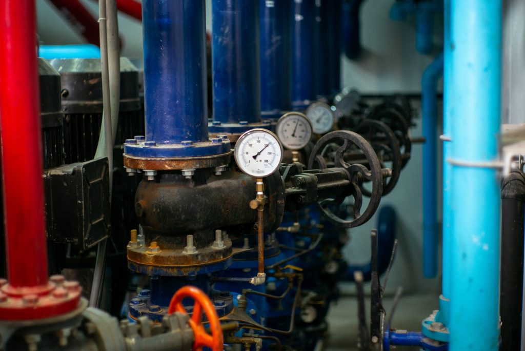 Selective focus on the meter gauge for pressure measurement